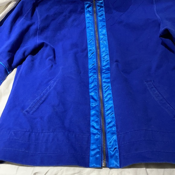 Lululemon 12 royal blue vintage front zip guc - Picture 5 of 11